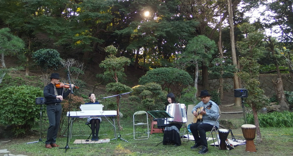こもれび下のガーデン・コンサート / Garden Concert under the Sunshine through the Autumn Leaves